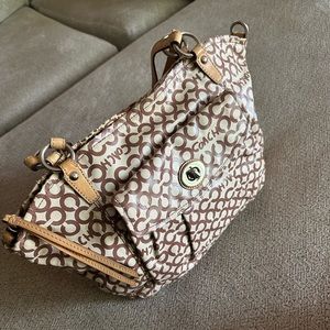 Vintage genuine Coach purse. Inside needs a cleaning and the zipper is stiff.